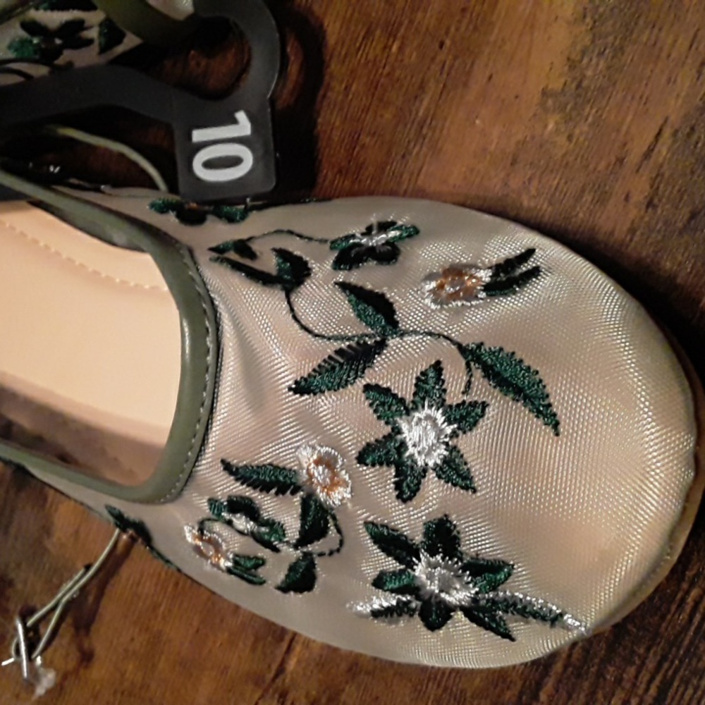 NWT Multiple sizes Gorgeous Semi Sheer Green Floral Time & Tru Memory foam - Picture 7 of 12